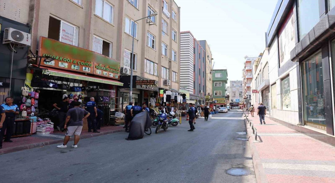 Akdeniz Belediyesinden kaldırım işgallerine sıkı denetim