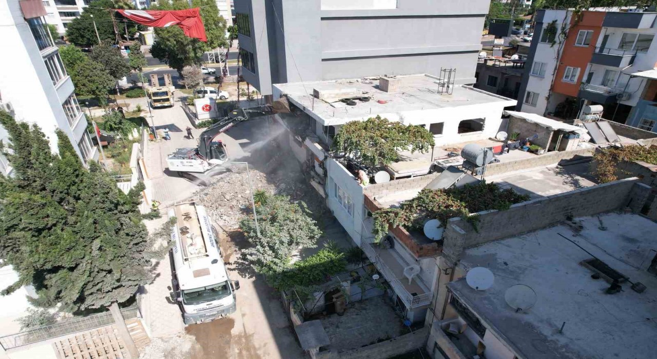 Akdenizde metruk yapılar yıkılıyor