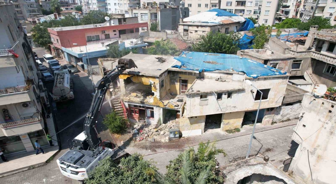 Akdenizde risk oluşturan metruk yapılar yıkılıyor