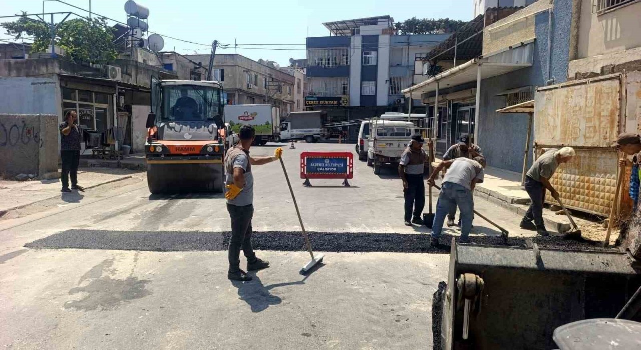Akdenizin sokaklarında yenileme ve düzenleme çalışmaları sürüyor