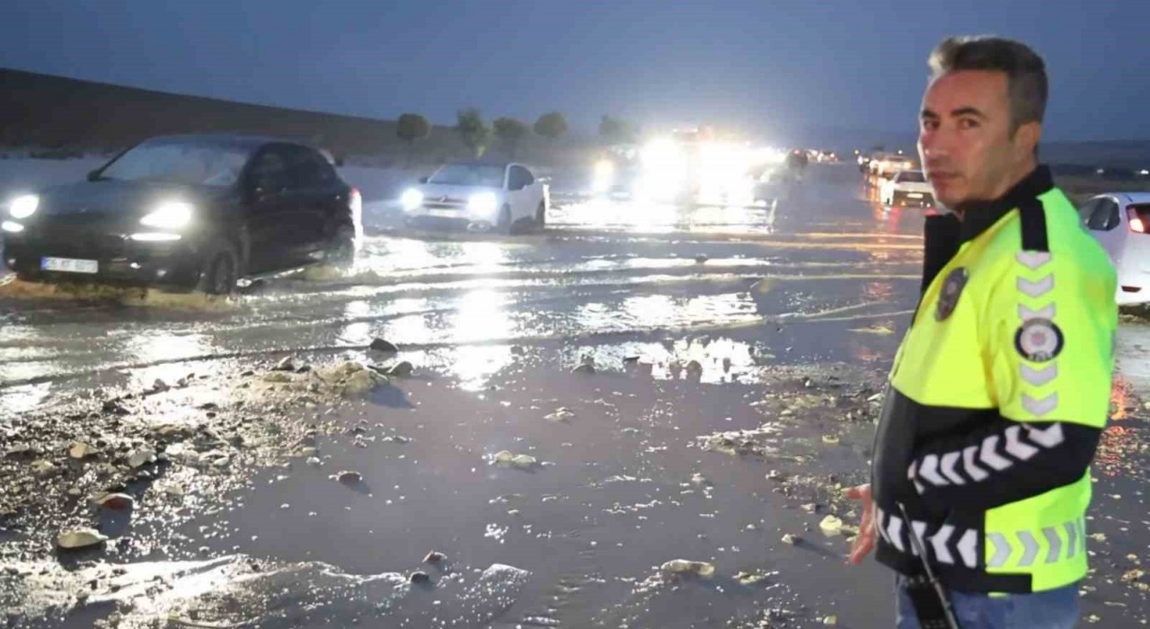 Aksaray-Nevşehir karayolunu sel vurdu: Yol trafiğe kapandı