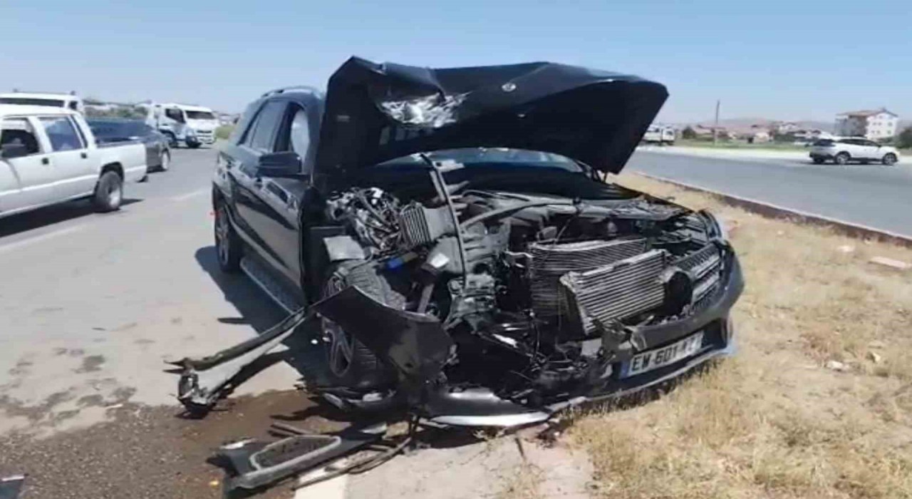 Aksarayda 3 araç çarpıştı, 2si çocuk 5 yaralı