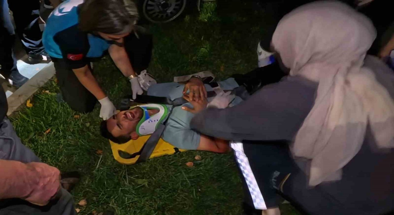 Aksarayda kontrolden çıkan otomobil refüje çıktı: 1 yaralı