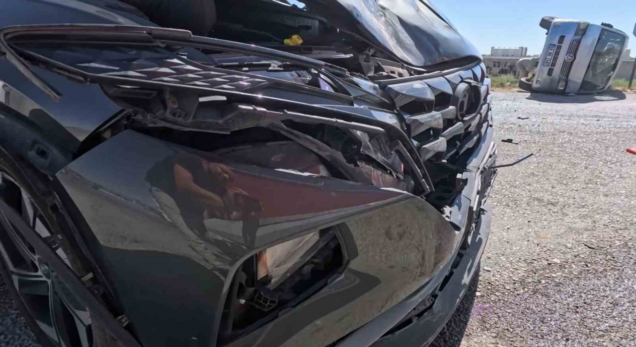 Aksarayda otomobil minibüsle çarpıştı: 2 yaralı