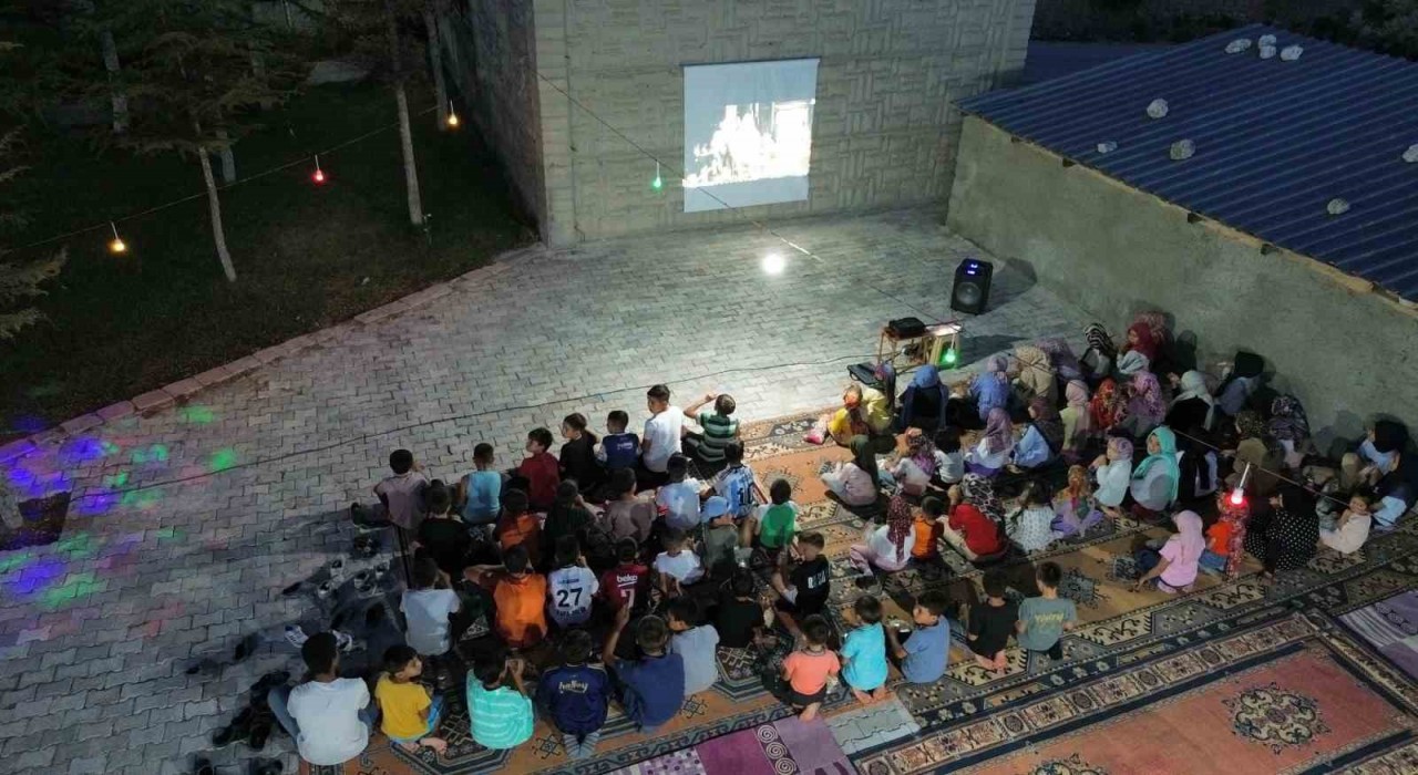Aksarayda yaz Kuran kursu öğrencilerine açık hava sineması etkinliği