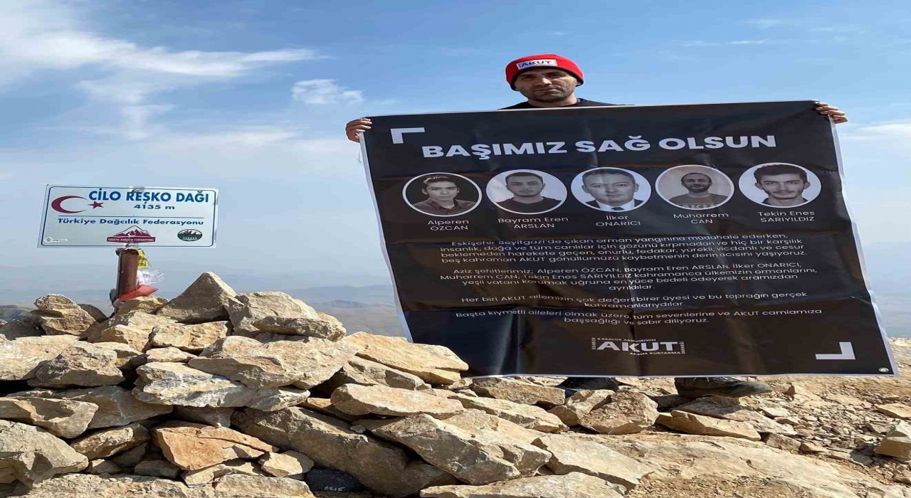 AKUT Manisa gönüllüsü 4 bin 135 metrede orman şehitlerini andı