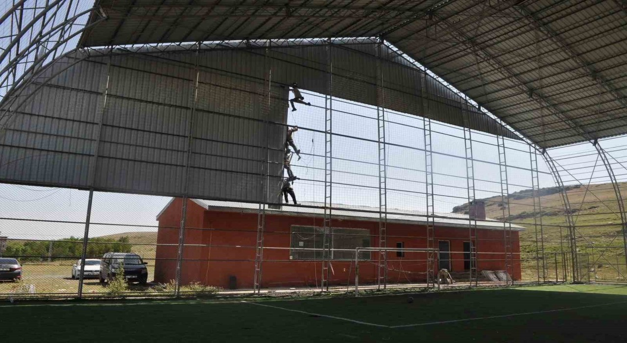 Akyaka Kapalı Halı Sahası yenileniyor