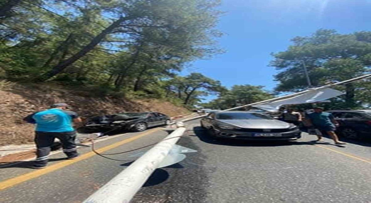 Akyakada freni patlayan araç aydınlatma direğine çarptı