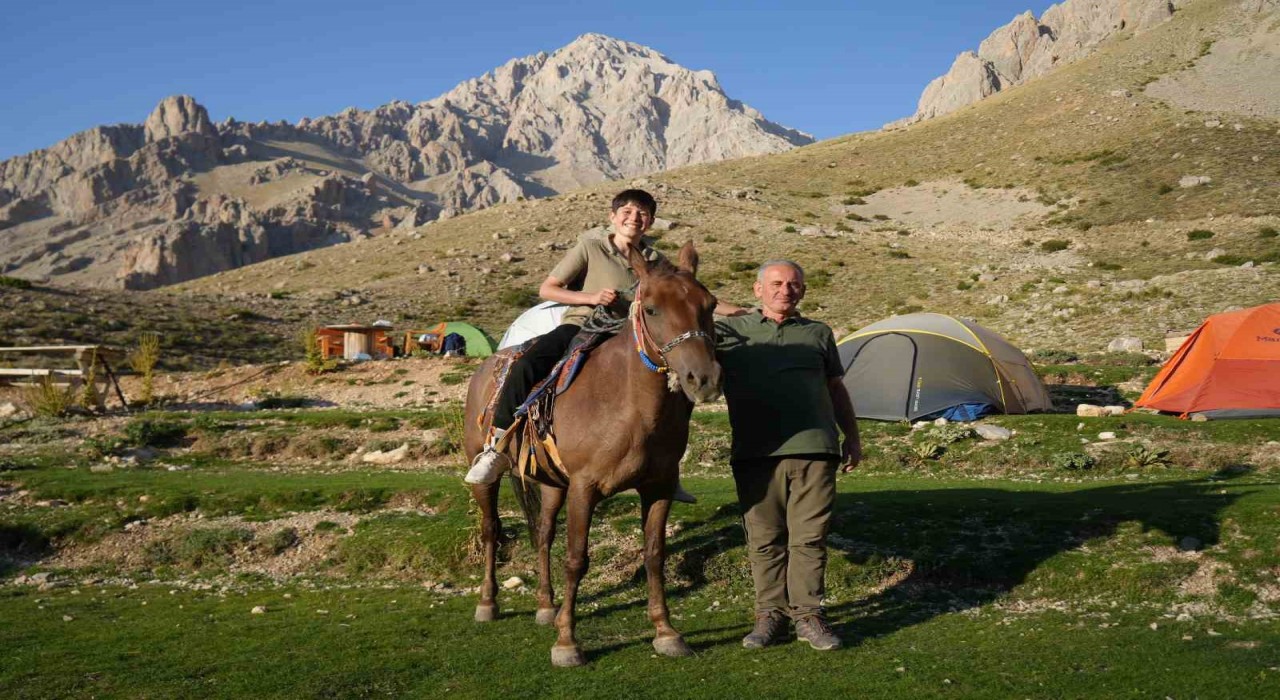 Aladağların şerpaları: Katırlarla zirve yolculuğu