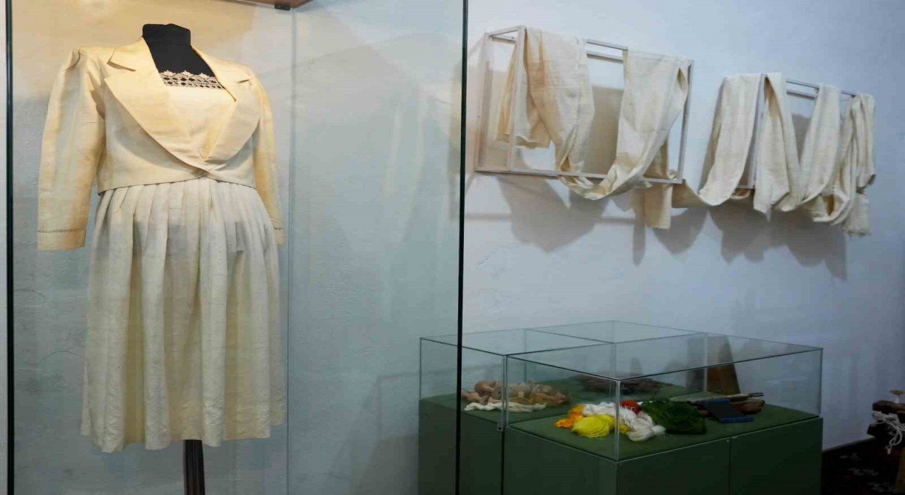 Alanyada ipeğin izinde sergisi, tarihi bedestende açıldı