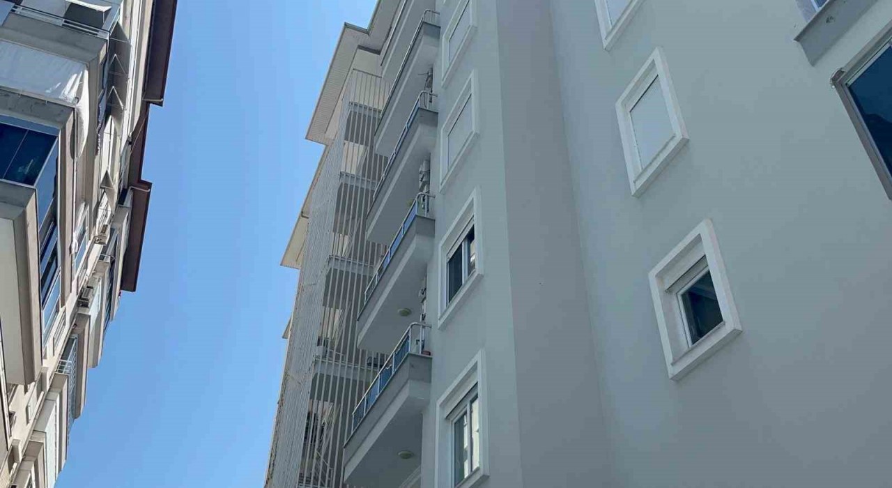 Alanyada klima takarken dengesini kaybeden kişi 6. kattan zemine düştü