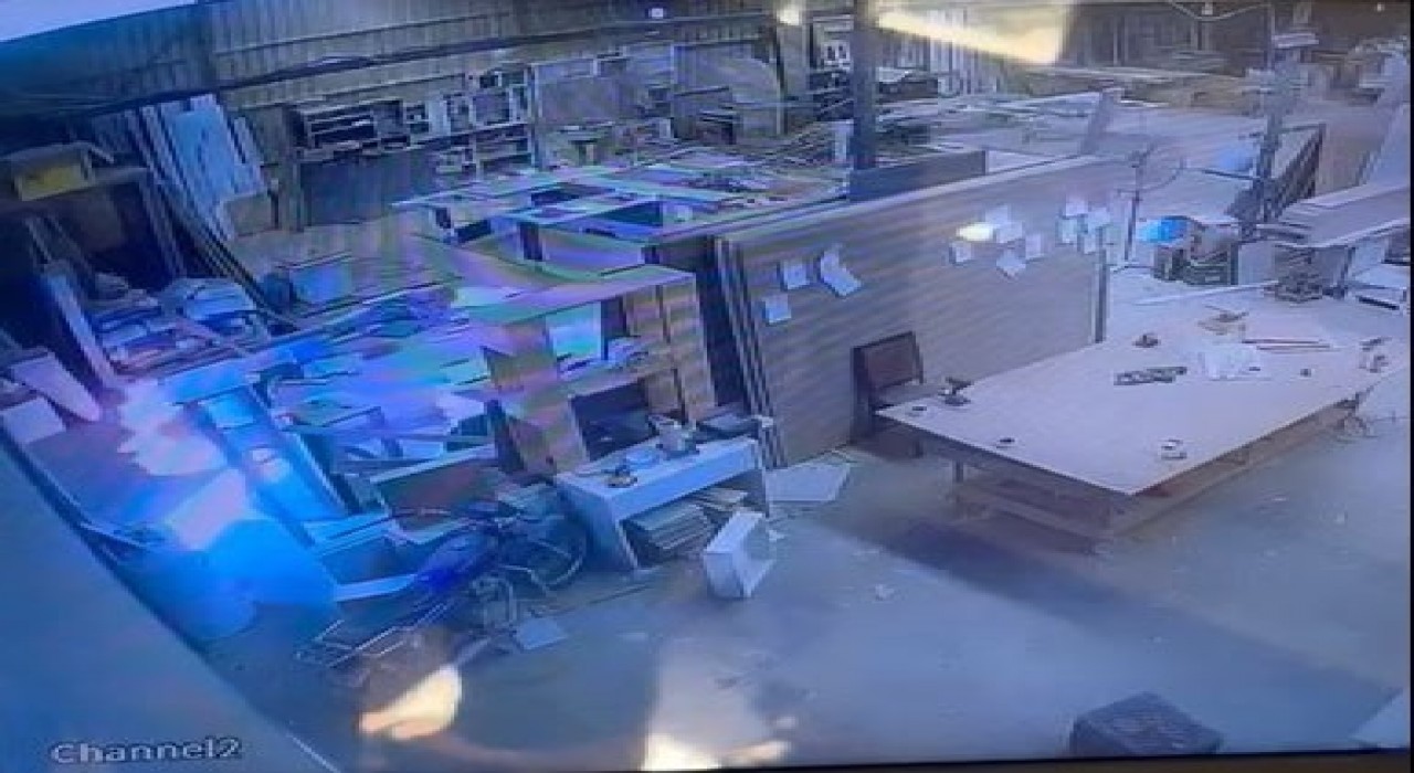 Alanyada mobilya atölyesinin kundaklandığı anlar güvenlik kamerasında