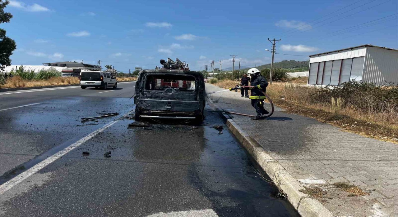 Alanyada seyir halindeki Fiat otomobil alev aldı