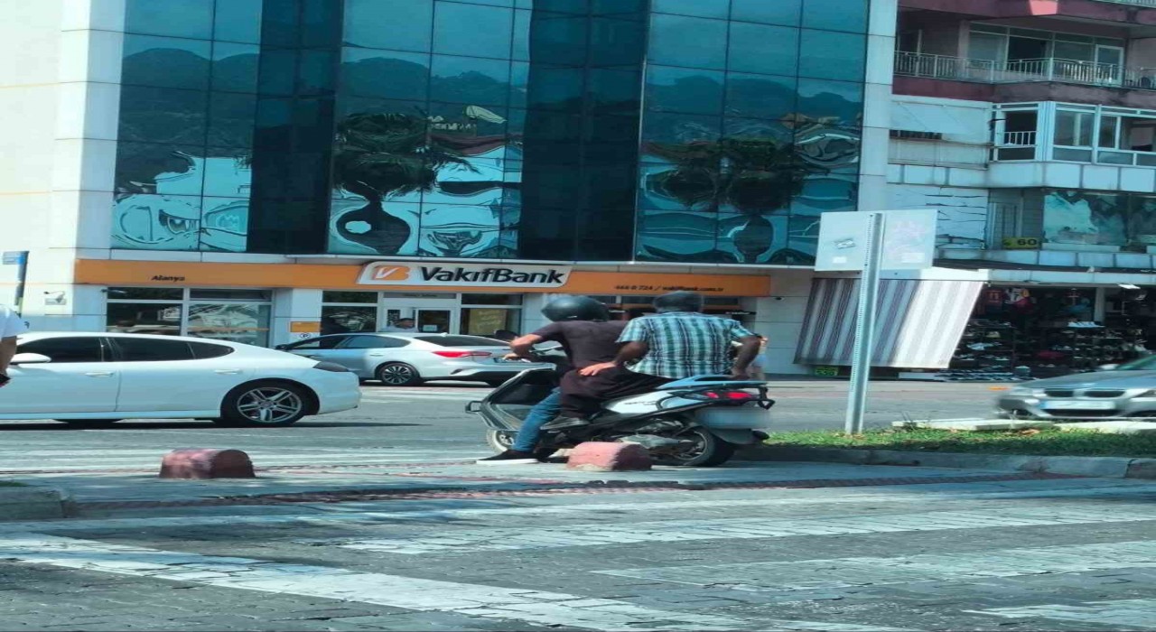 Alanyada yaya yolları ve kaldırım işgali yapan motosikletlere 136 bin TL ceza