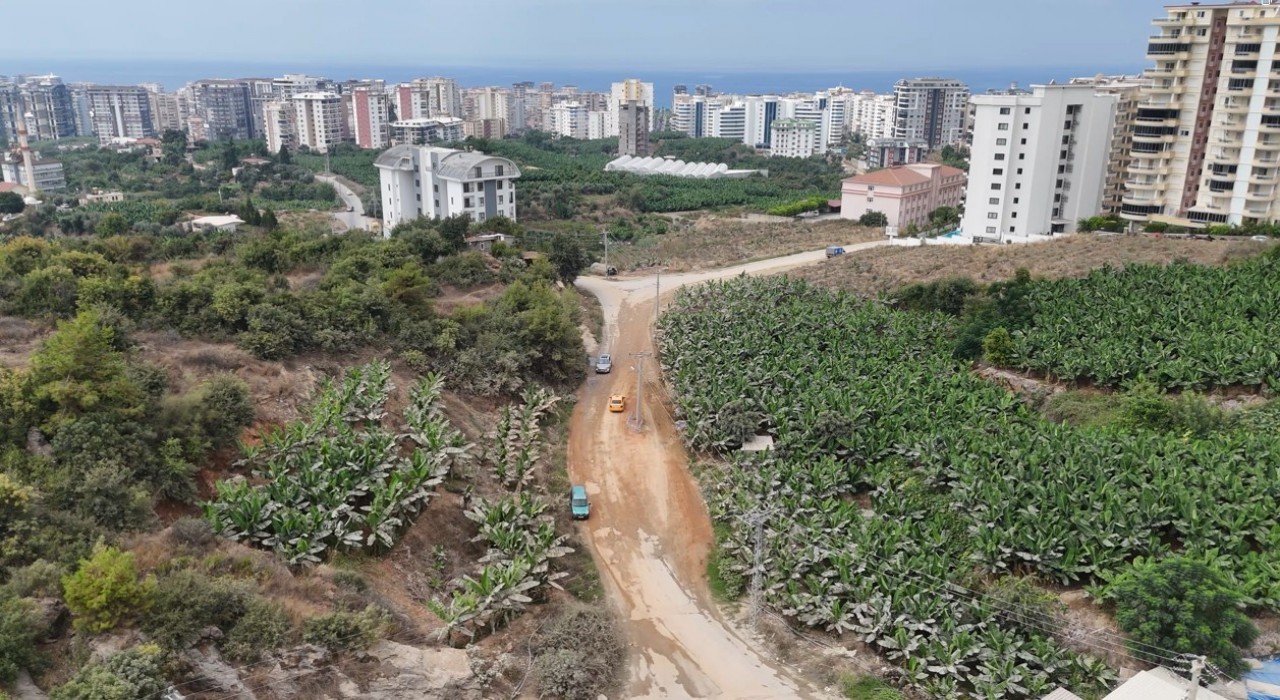 Alanyada yol genişletildi, elektrik direği yolun ortasında kaldı