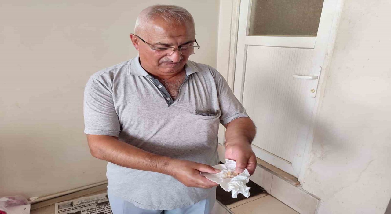 Aldığı ekmekten vida çıktığını iddia etti