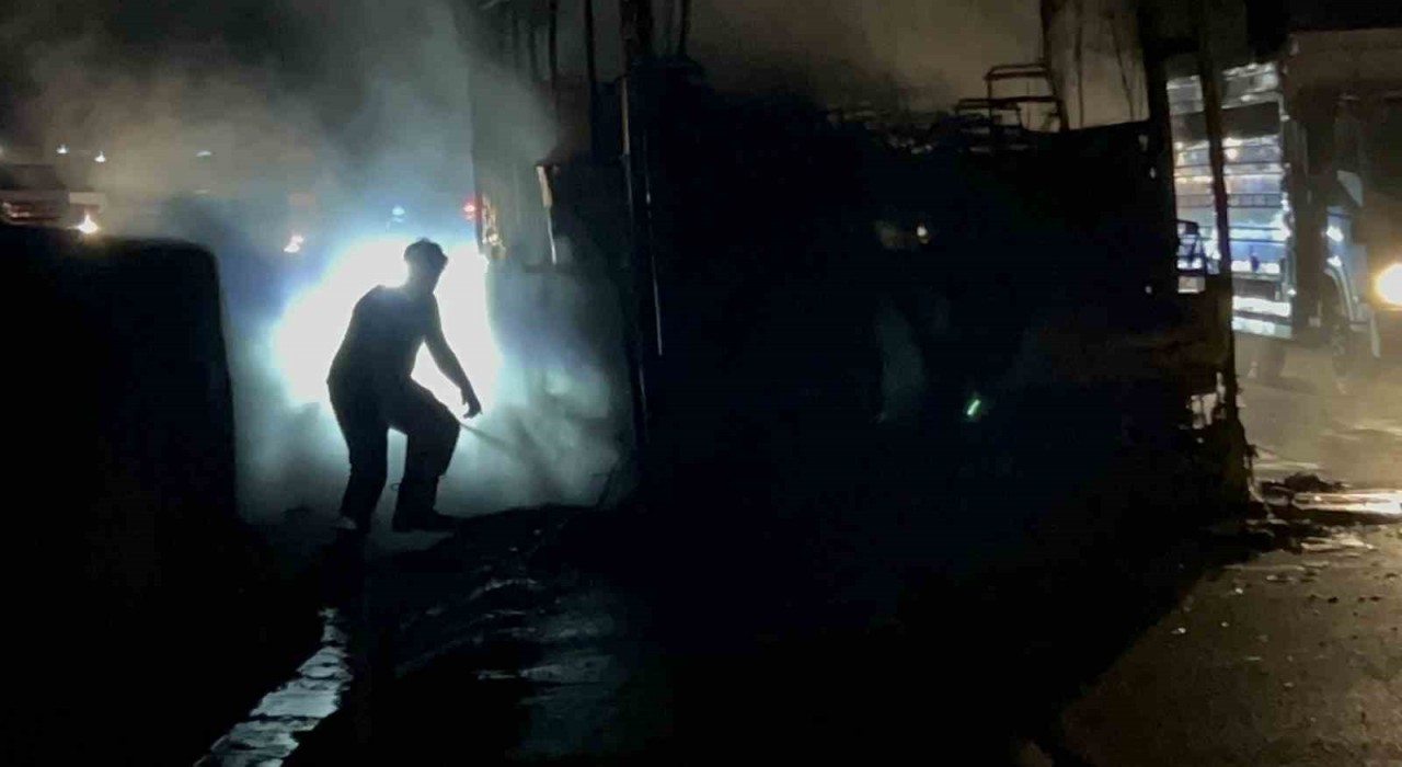 Alevlere teslim olan yolcu otobüsünde korku dolu anlar