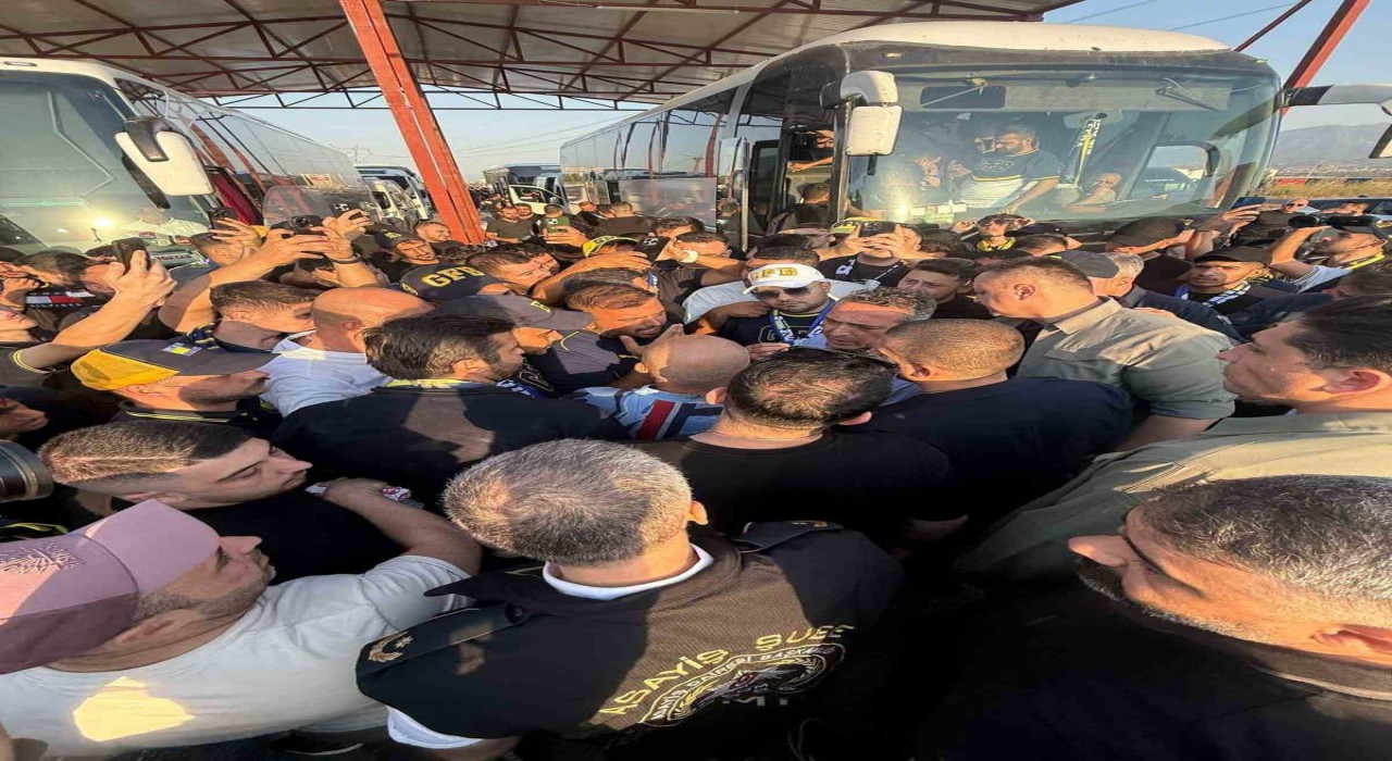 Ali Koç, taraftarlarla birlikte stada gitti