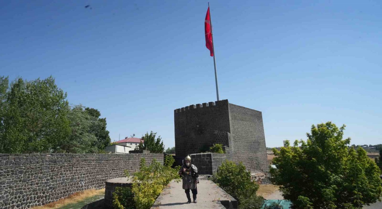 Alparslan kıyafeti ile Malazgirti gezen Hasan Keskin, Malazgirtli çocuklar bana Alparslan dede diye sesleniyor