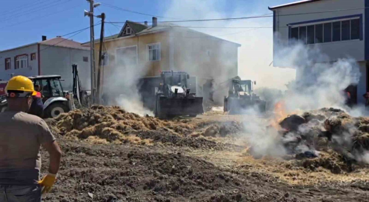 Alt katındaki samanların tutuştuğu evi yanmaktan ekipler kurtardı