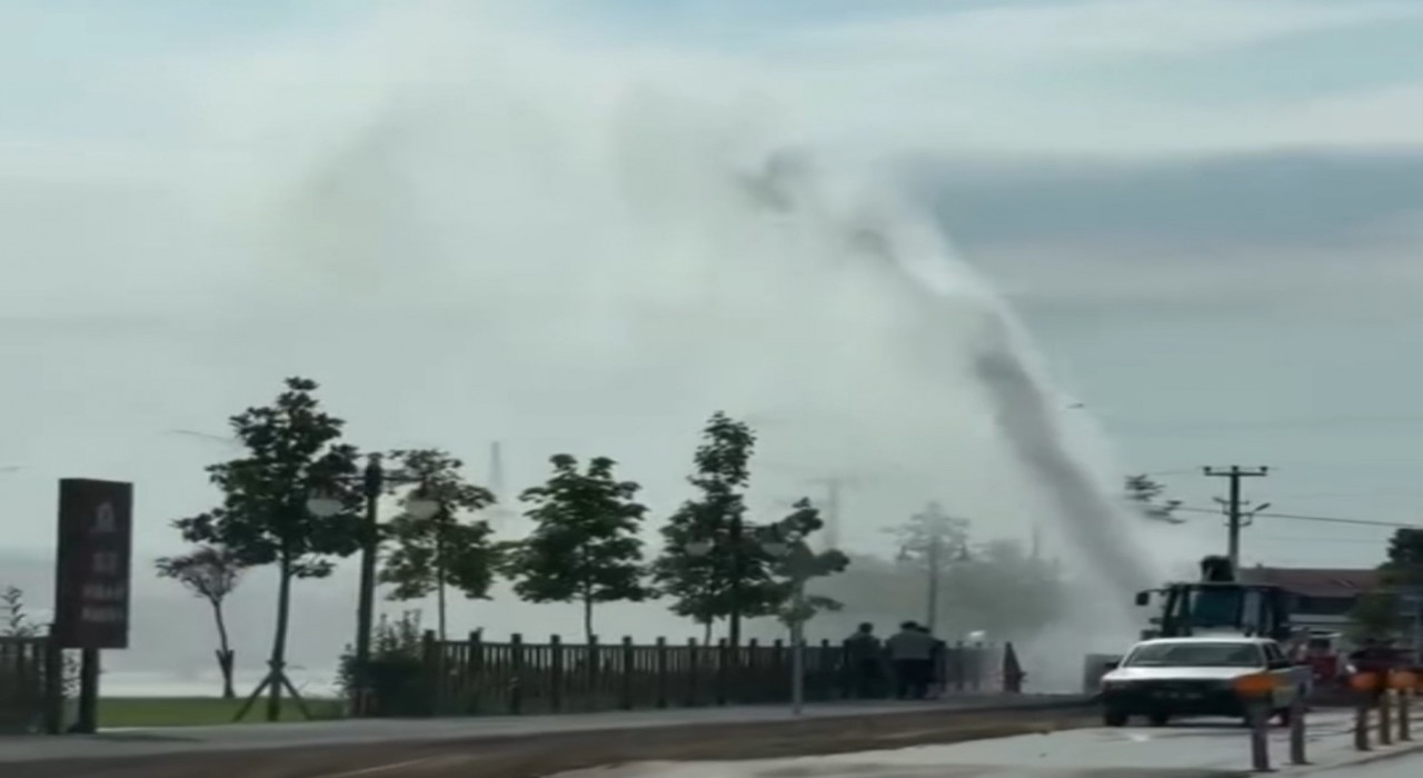 Altyapı çalışmasında su borusu patladı