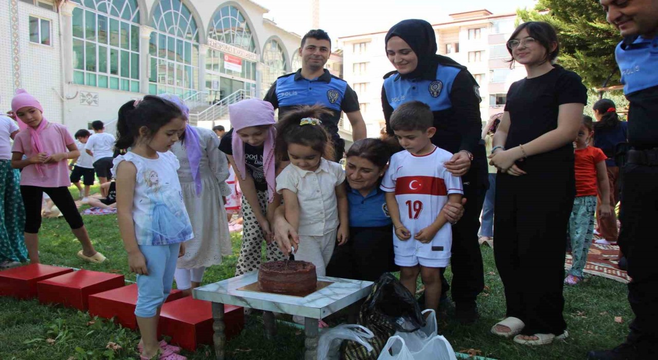 Amasya polisinden Kuran kursunda eğitim gören çocuklara pasta sürprizi