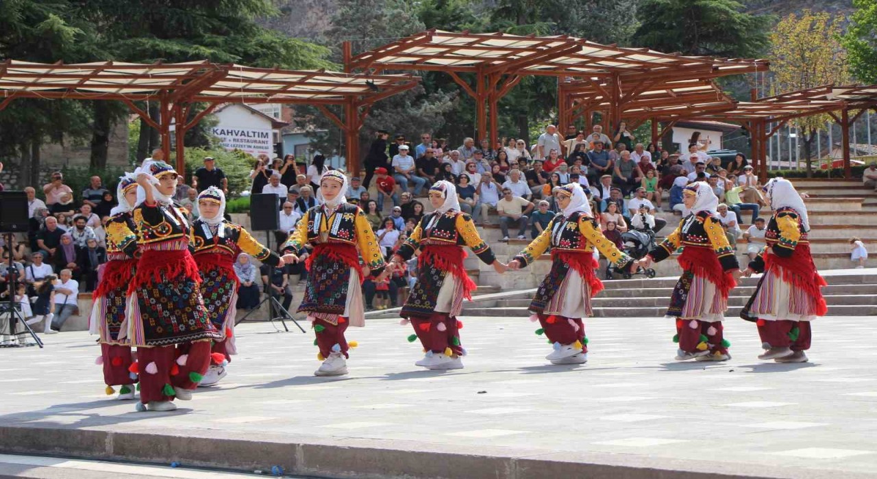 Amasyada 30 Ağustos kutlamalarında ses sistemi krizi: Gösterileri yarım kalan kızları halk teselli etti