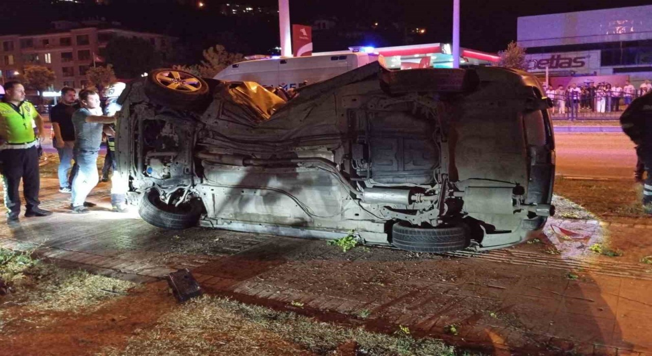 Amasyada otomobil çarptığı ağacı kökünden söktü: 2 yaralı