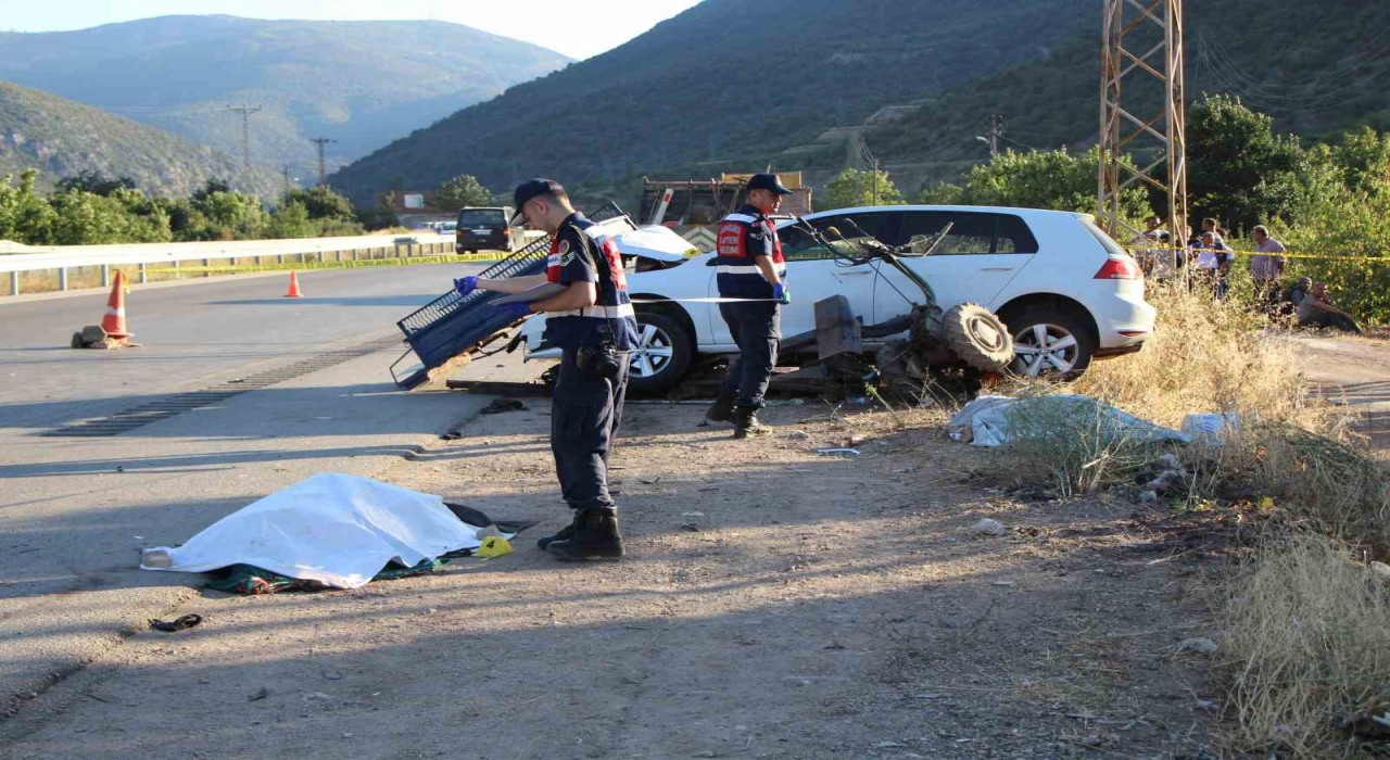 Amasyada otomobil patpatla çarpıştı: Anne ile oğlu hayatını kaybetti