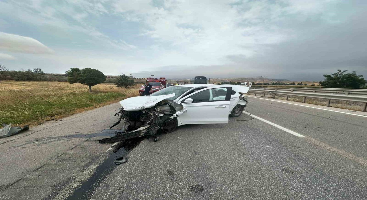 Amasyada otomobil tıra çarptı