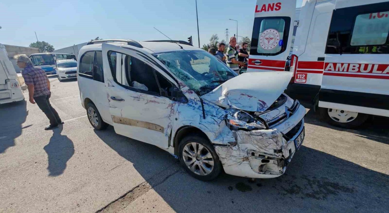 Amasyada özel halk otobüsü hafif ticari araçla çarpıştı: 3 yaralı