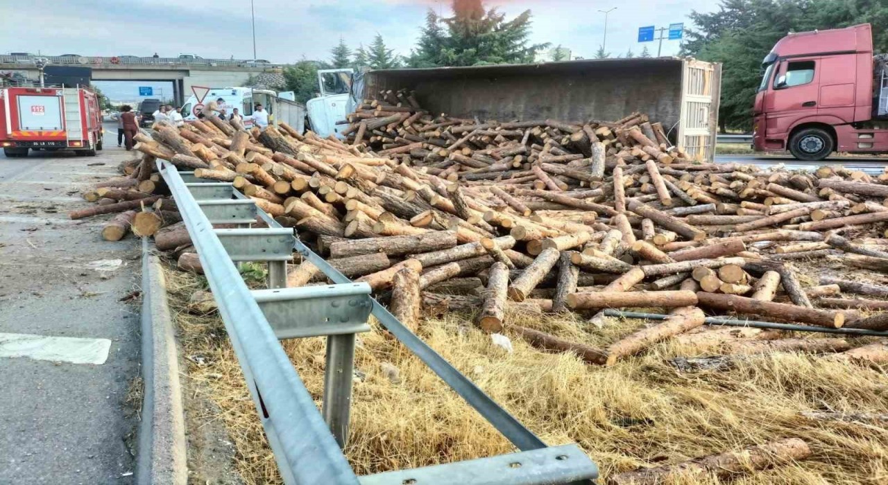 Amasyada tomruk yüklü tır devrildi: 1 yaralı