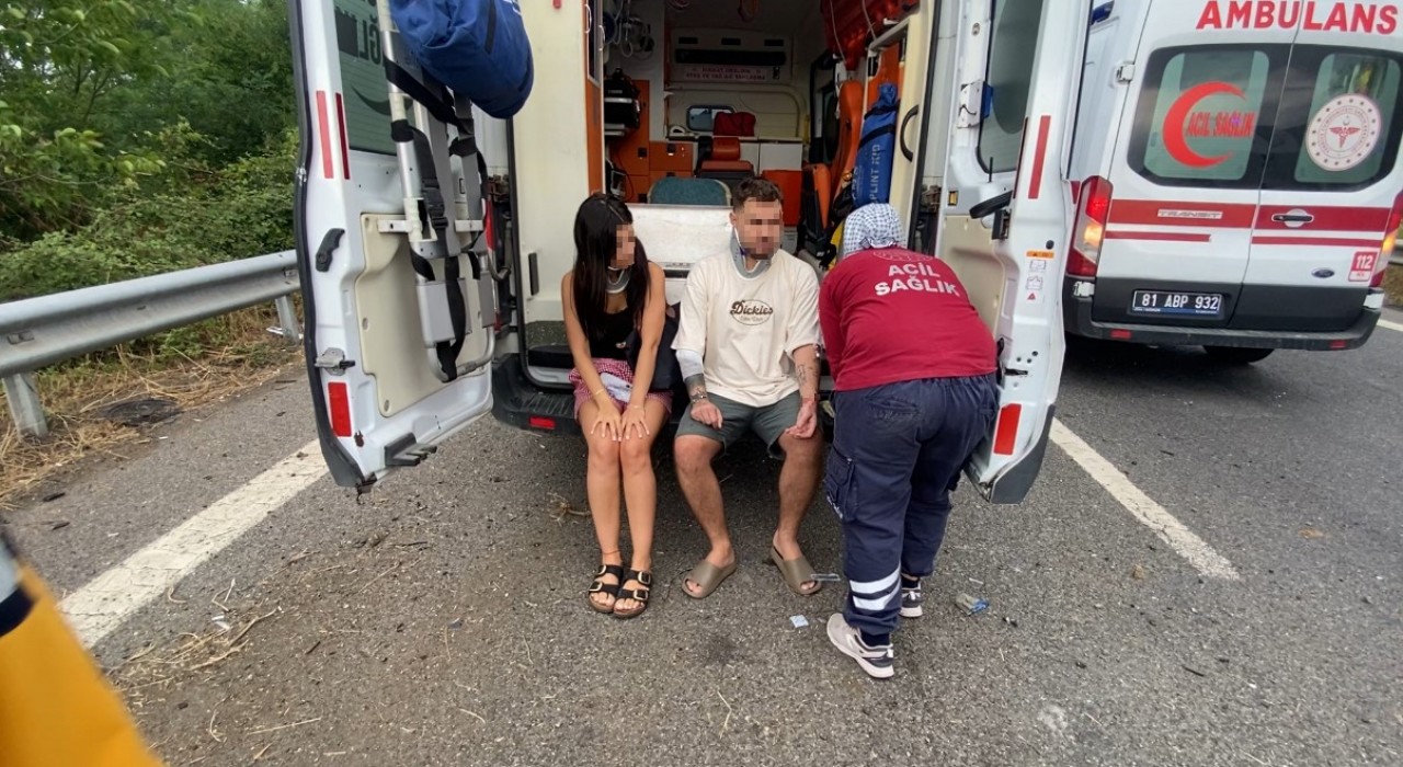 Anadolu Otoyolunda minibüs bariyere saplandı: 7 kişi yaralandı