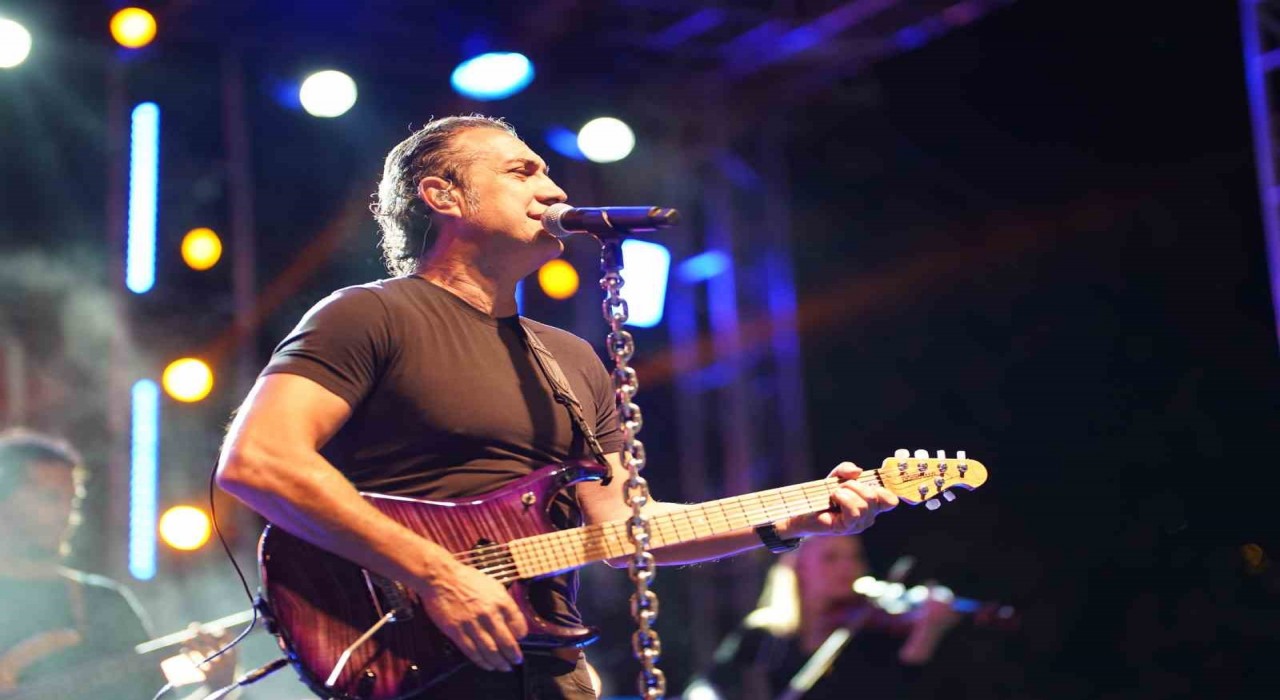 Anadolu rock müziğinin sevilen ismi Kıraç, Erzincanda konser verdi