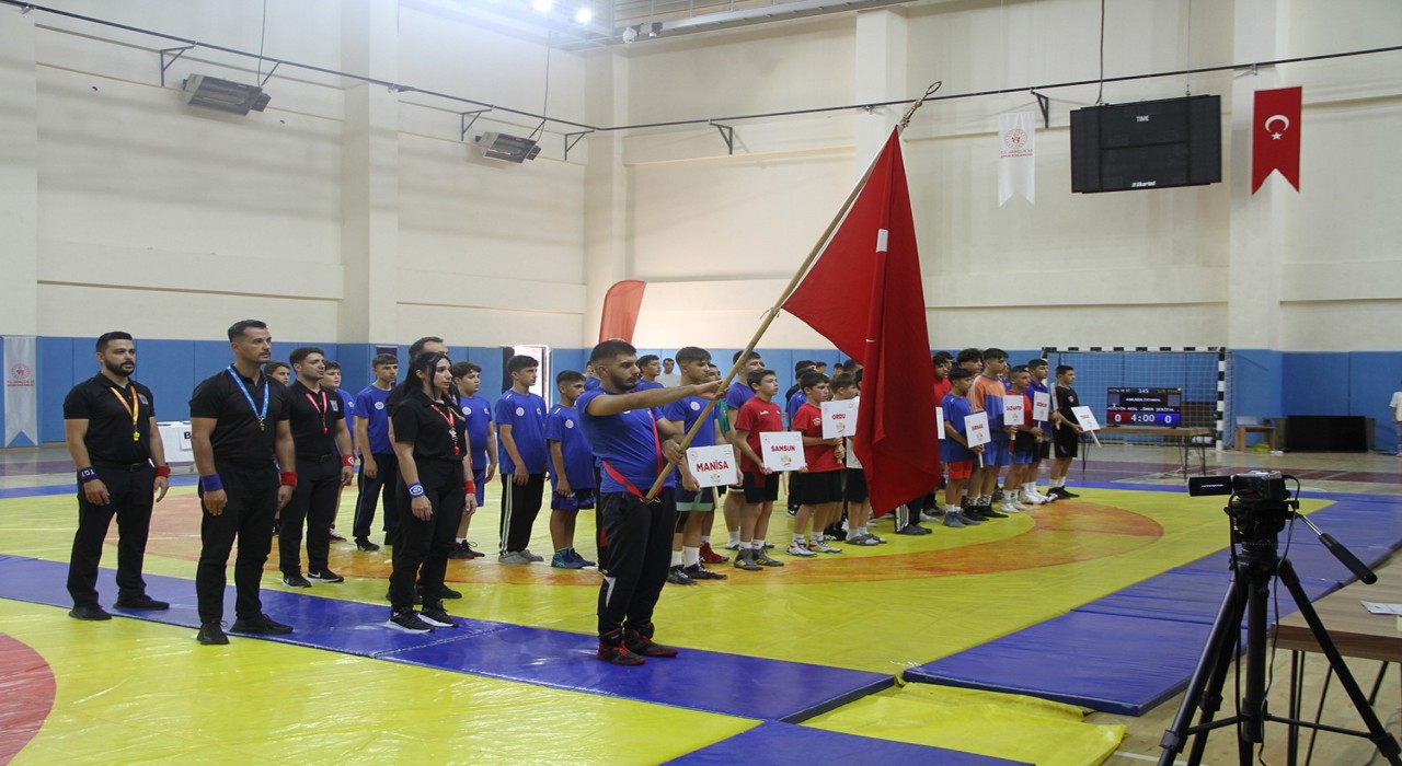 Anadolu Yıldızlar Ligi Türkiye Güreş Şampiyonası Kulada başladı