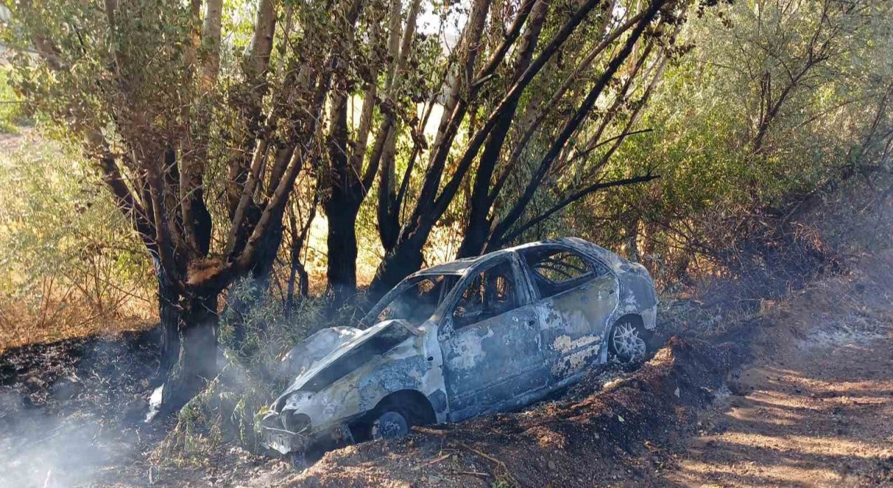 Ankarada ağaca çarpan otomobil alev aldı: Sürücünün burnu bile kanamadı