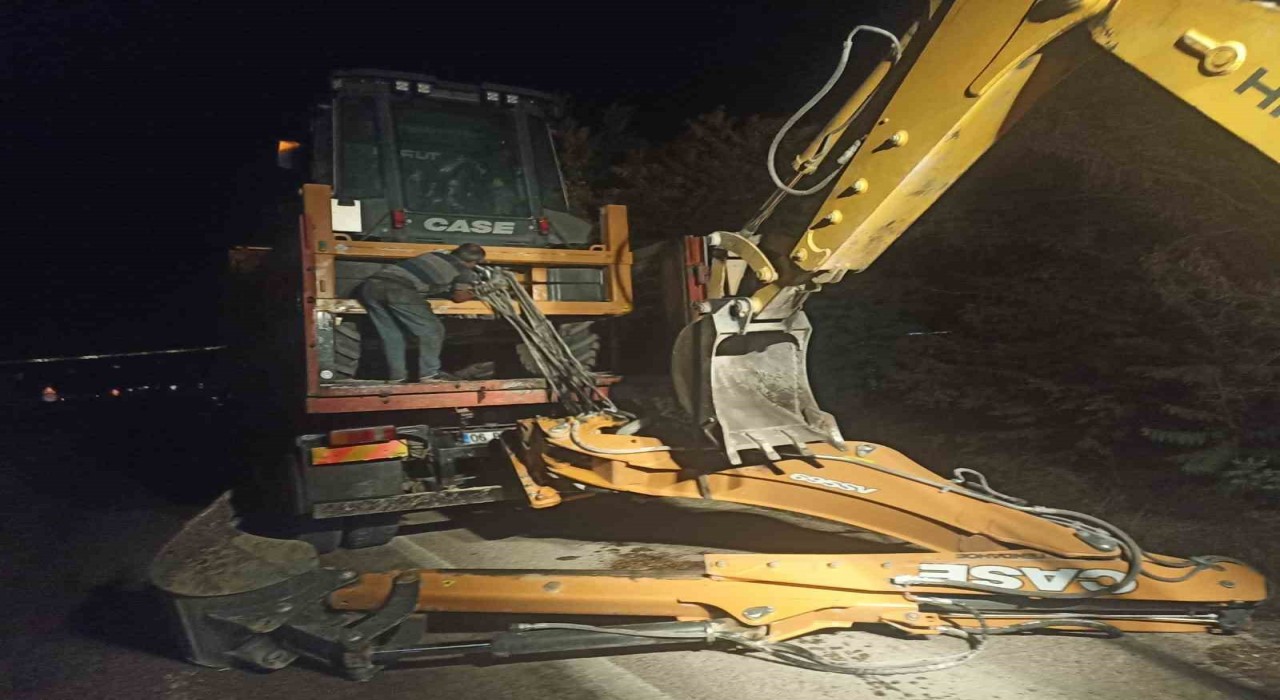 Ankarada iş makinesi taşıyan kamyon kömür taşıma bandına çarptı