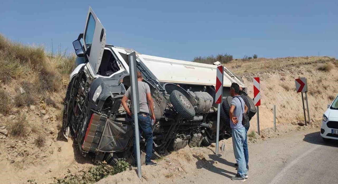 Ankarada kontrolden çıkan kamyon devrildi: 1 yaralı