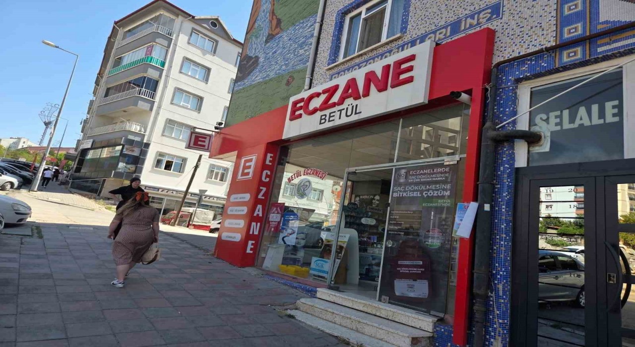 Ankarada kontrolden çıkan otomobil eczaneye çarparak durabildi