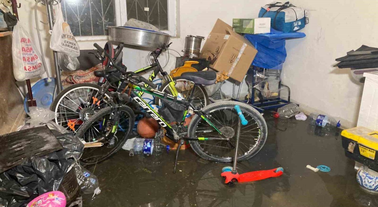 Ankarada sağanak yağış etkili oldu... Yollar göle döndü, evleri su bastı
