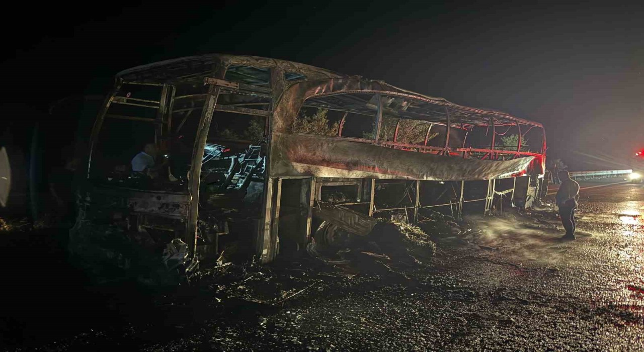 Ankarada seyir halindeki otobüs yanarak kullanılamaz hale geldi