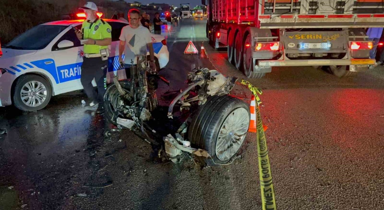 Ankarada tır ile otomobil kafa kafaya çarpıştı: 1 ölü