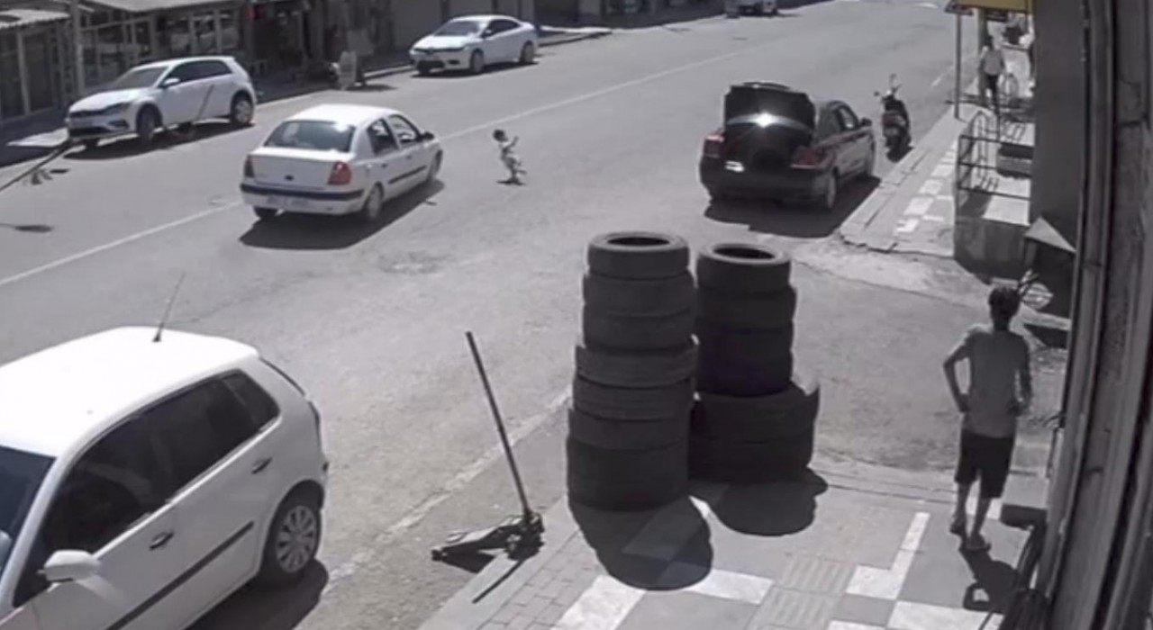 Anne ve babasından kaçan çocuğa otomobil çarptı: