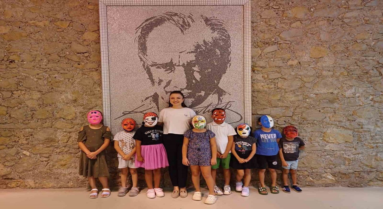 Anne ve çocuklar maske boyama atölyesinde buluştu