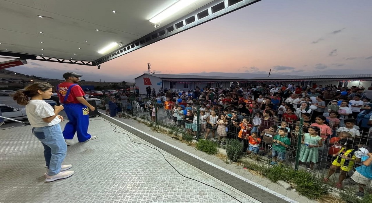 Antakya Belediyesinin düzenlediği çocuk şenliğinde  depremzede çocuklar doyasıya eğlendi