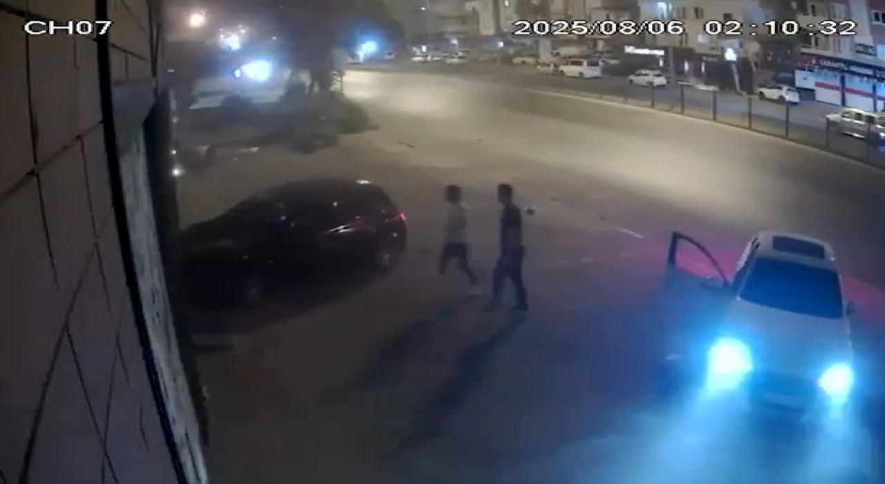 Antalyada alkollü sürücü önce ağaca, sonra iş yerinin camına çarptı