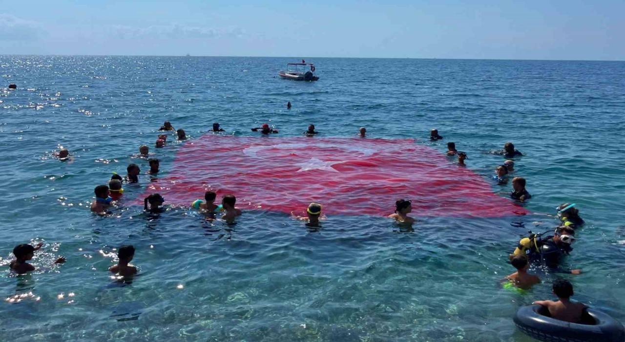 Antalyada denizde dev Türk bayrağı açıldı