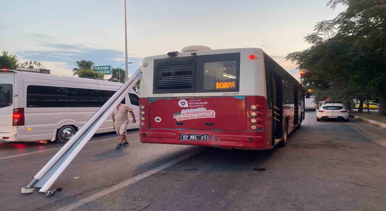 Antalyada halk otobüsüne karavan tentesi saplandı