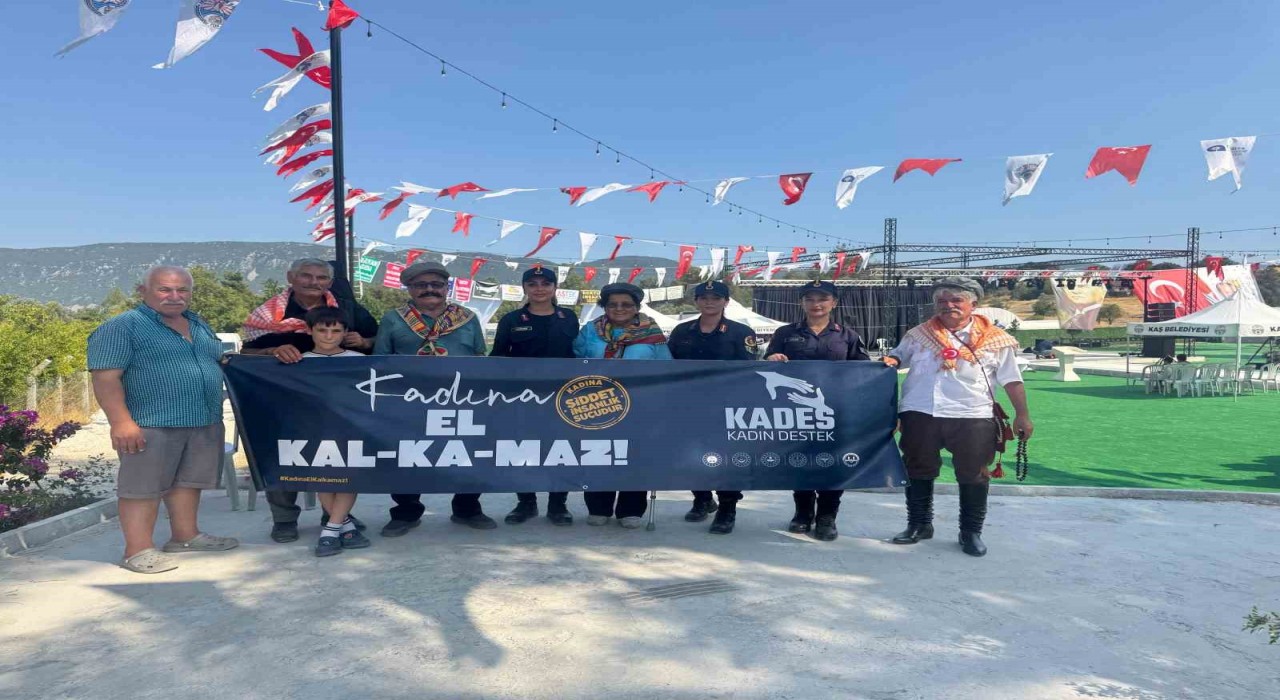 Antalyada KADES ve Kadına El Kalkamaz etkinliğiyle bin vatandaşa bilgilendirme yapıldı