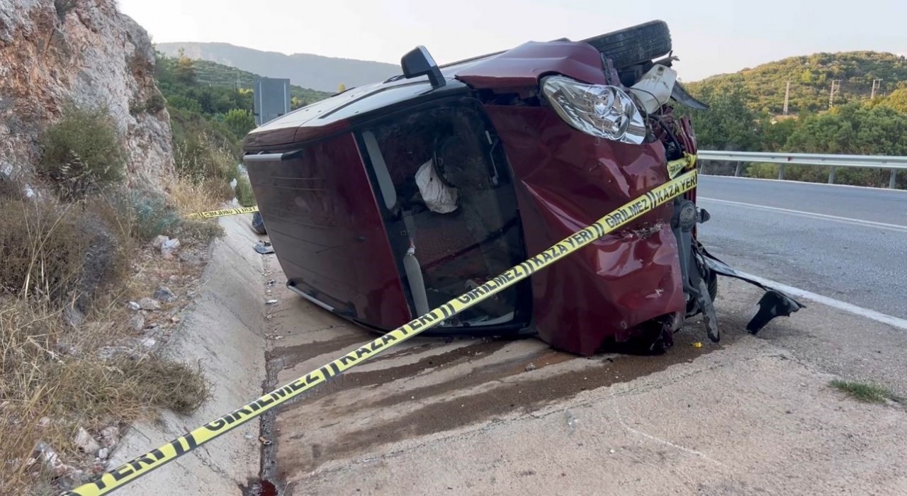 Antalyada kamyonet yan yattı: 6 yaralı